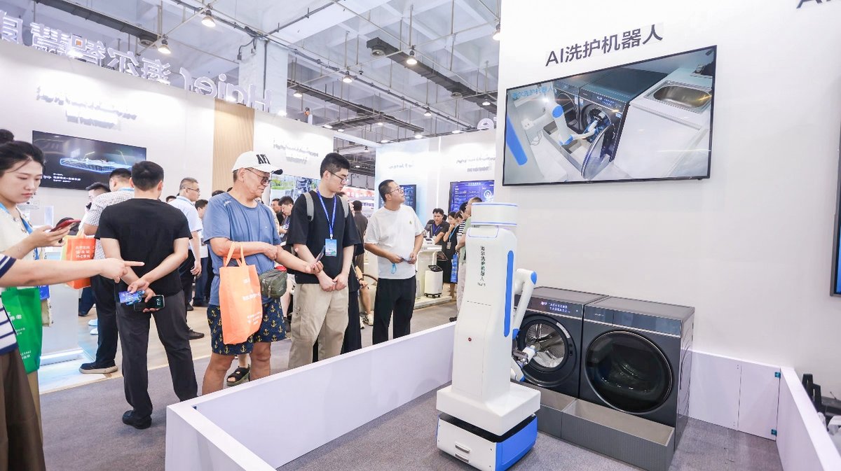 智慧养老再升级！海尔养老机器人矩阵亮相老博会(图2)